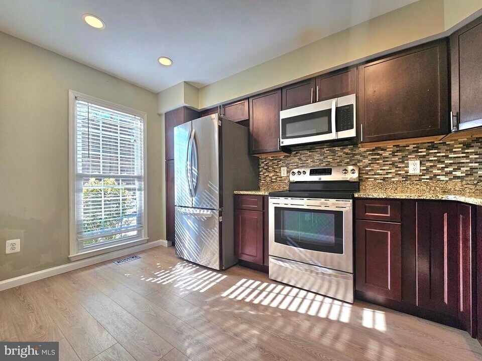 7664 Northern Oaks Ct in Springfield, VA - Building Photo