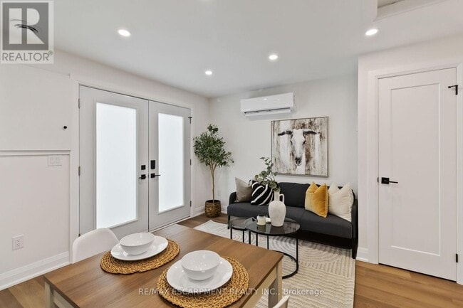 1332 Majestic Dr in Burlington, ON - Building Photo - Building Photo