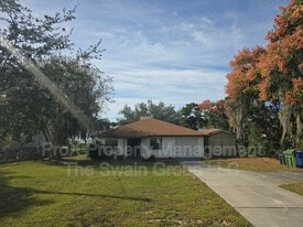 1398 Lucerne Loop Rd NE in Winter Haven, FL - Building Photo