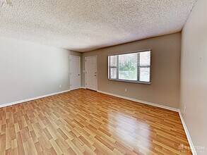 402 E Clay Ave in Brandon, FL - Building Photo - Building Photo