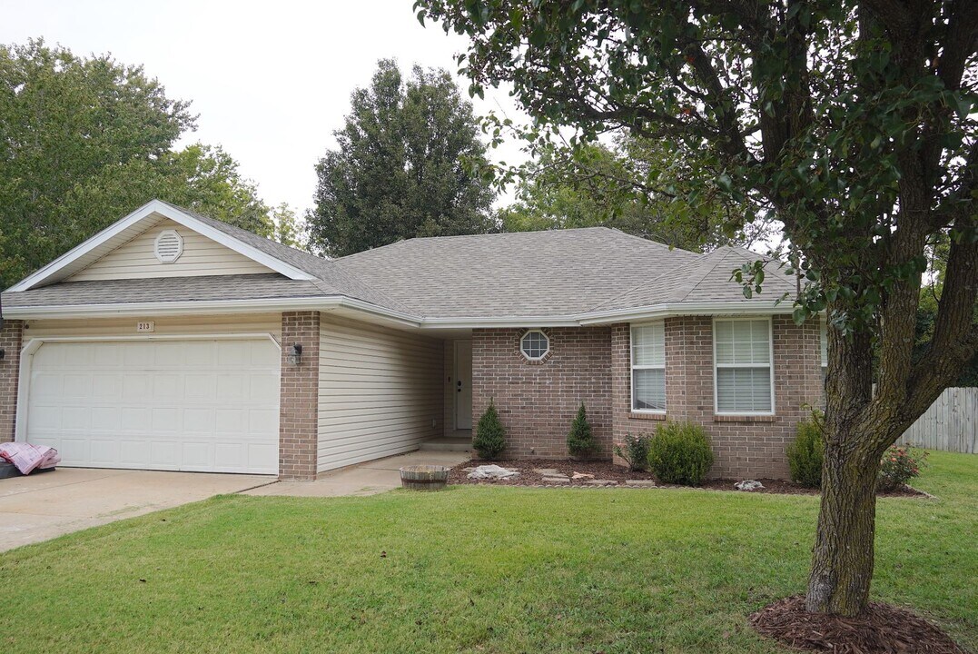 213 E Wilson St in Republic, MO - Building Photo
