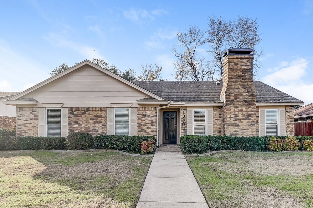 1350 Greenbriar Ln in Lancaster, TX - Building Photo