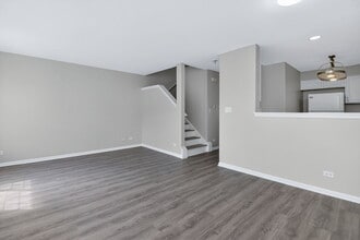 644 Lincoln Station Dr in Oswego, IL - Building Photo - Building Photo