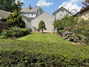 1074 Hunter Ave in Pelham Manor, NY - Building Photo - Building Photo