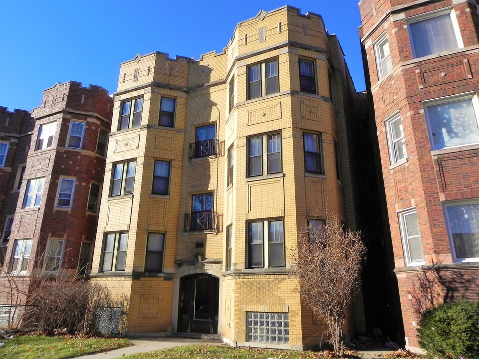 8242 S Vernon Ave in Chicago, IL - Building Photo