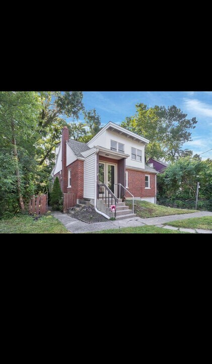8010 Daly Rd in Cincinnati, OH - Foto de edificio