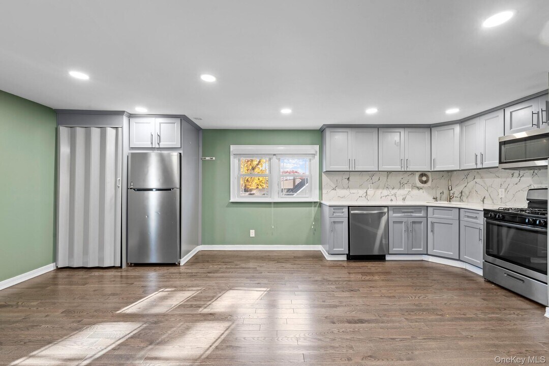 205 E John St in Lindenhurst, NY - Building Photo