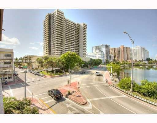 2600 Collins Ave in Miami Beach, FL - Building Photo - Building Photo