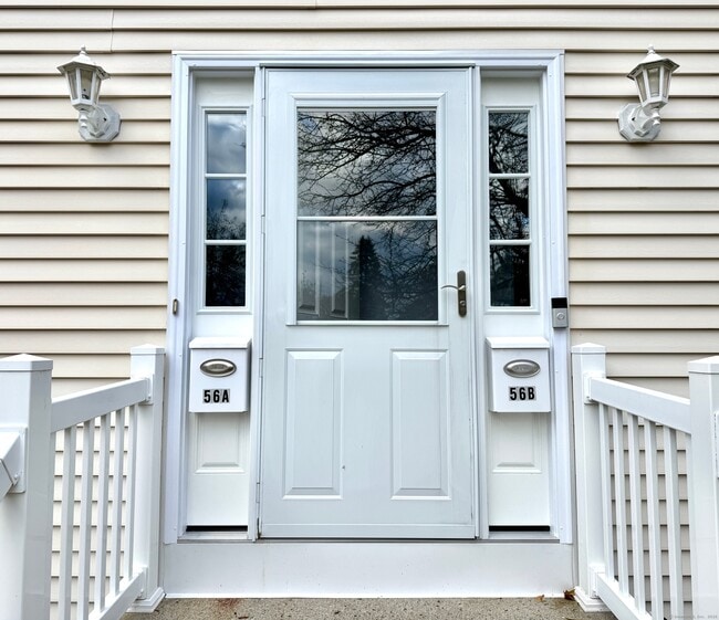 56 Smith St in East Lyme, CT - Building Photo - Building Photo