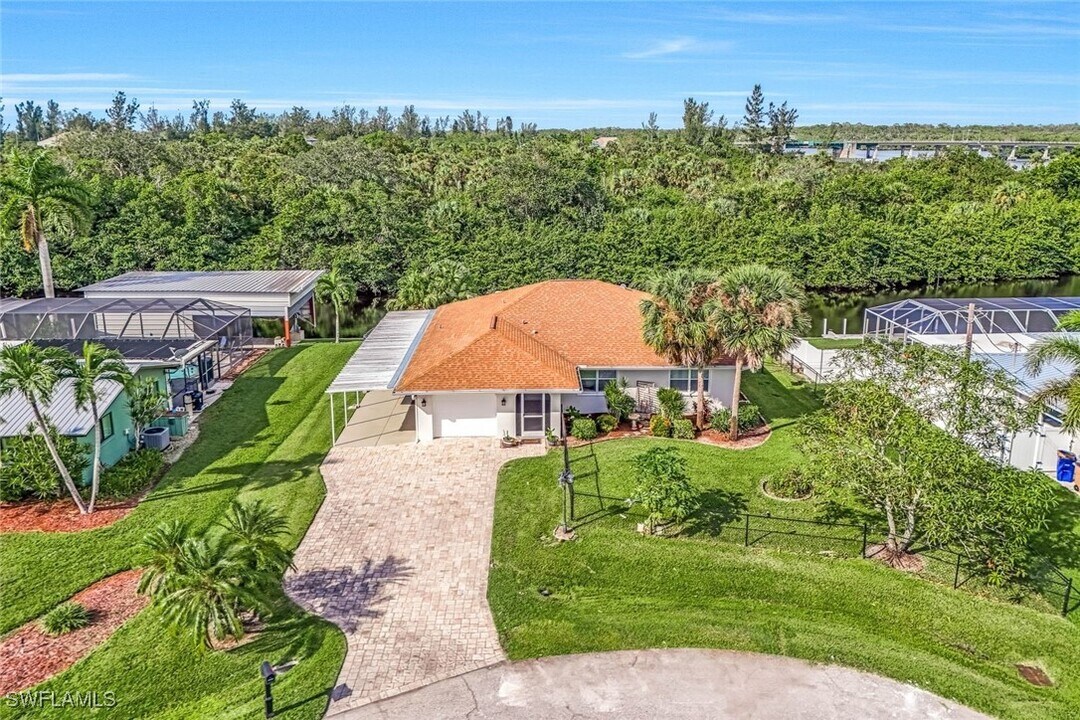 2199 Santiago Ave in Ft. Myers, FL - Building Photo
