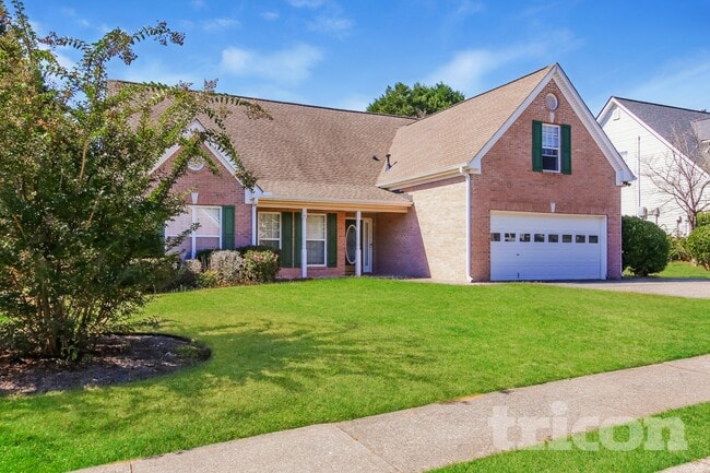 property at 915 Chapel Hill Dr SE