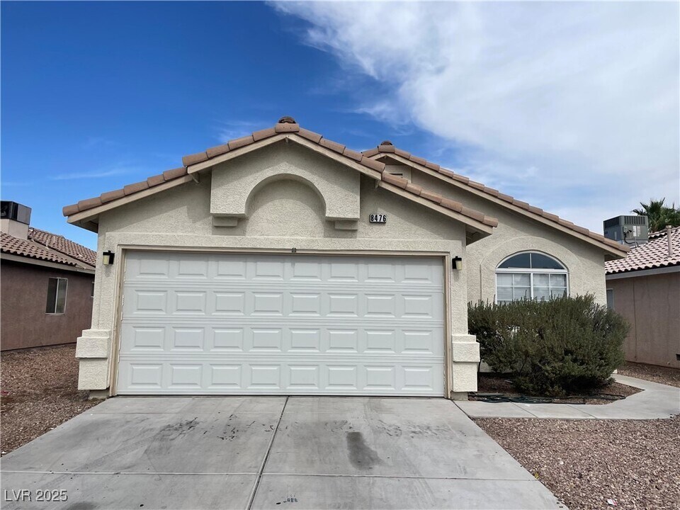 8476 W Gilmore Ave in Las Vegas, NV - Building Photo