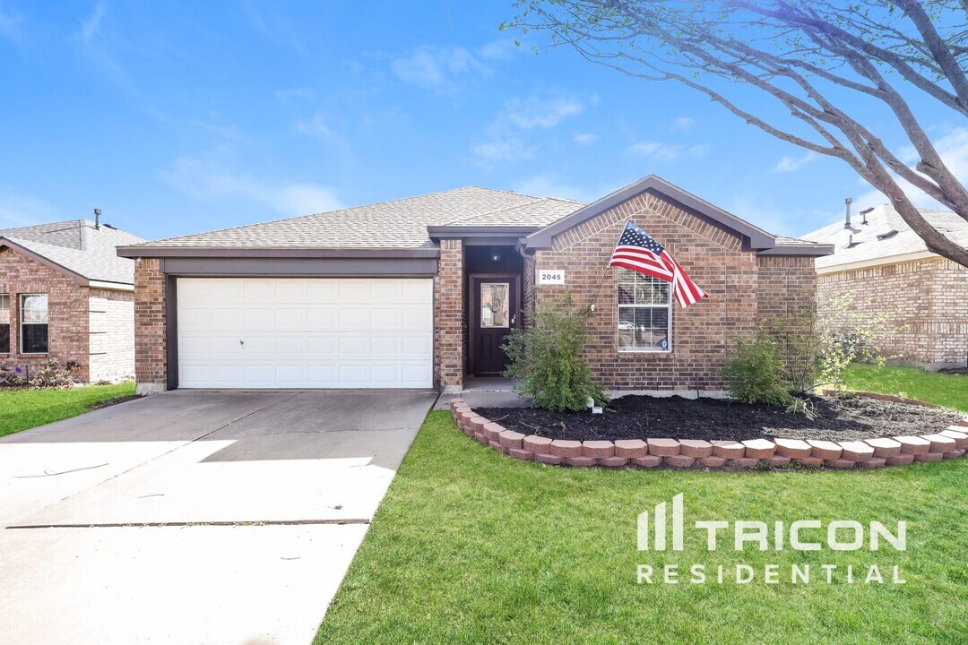 2045 Wildwood Dr in Forney, TX - Building Photo