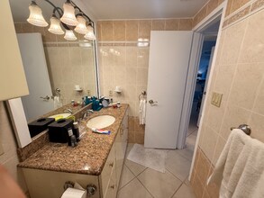 5825 Collins Ave in Miami Beach, FL - Foto de edificio - Building Photo