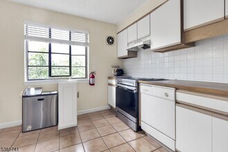 101 Troy Dr in Springfield, NJ - Building Photo - Building Photo