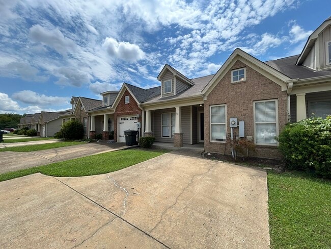 2070 Rossburg Pl in Calera, AL - Foto de edificio - Building Photo