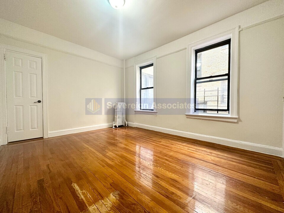2978 E 196th St in Bronx, NY - Building Photo