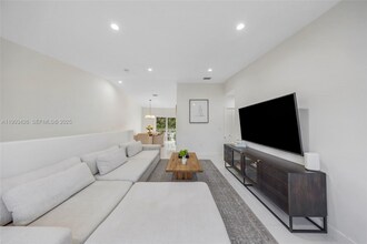 7271 NW 174th Ter, Unit 2 in Hialeah, FL - Building Photo - Building Photo