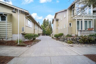 Camelia in Bainbridge Island, WA - Foto de edificio - Building Photo