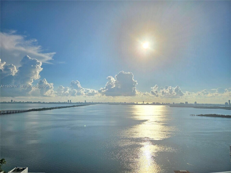 460 NE 28th St in Miami, FL - Building Photo