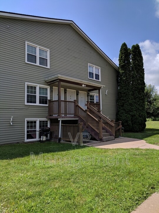 2218 Emerald Dr in Davenport, IA - Building Photo