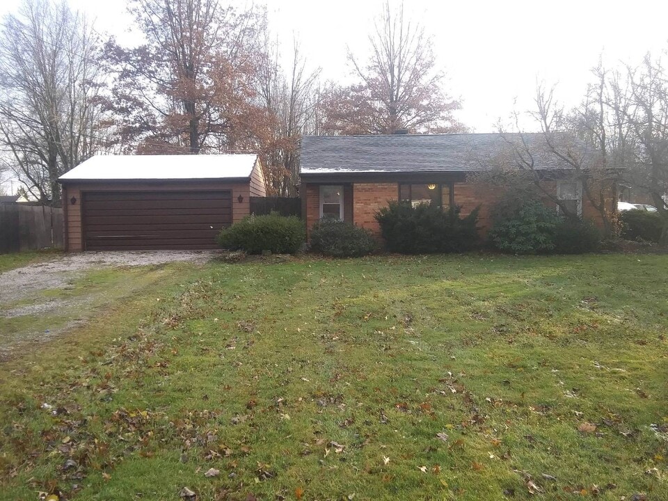 1144 Prince Dr in Cortland, OH - Building Photo
