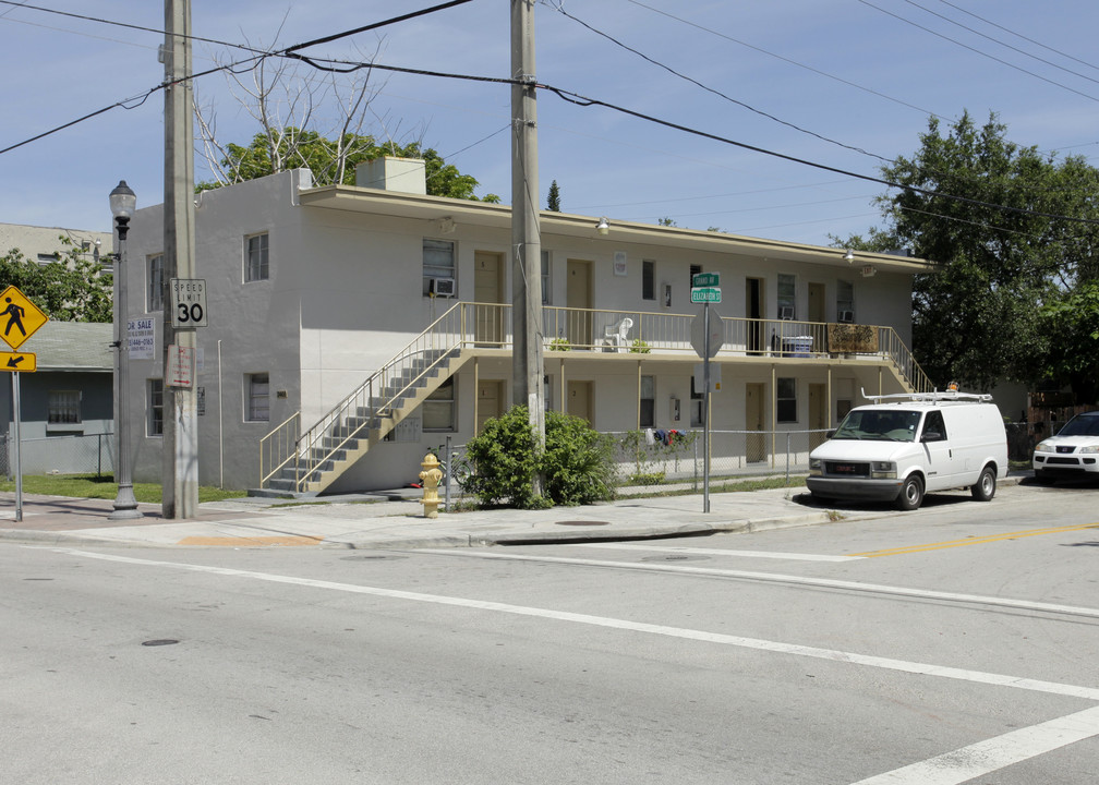 3401 Grand Ave in Miami, FL - Building Photo