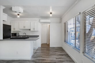 802 N West Knoll Dr in West Hollywood, CA - Building Photo - Interior Photo