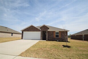 572 Colorado St in Farmington, AR - Building Photo