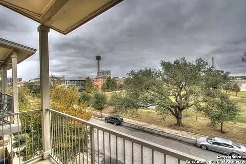 528 Refugio St in San Antonio, TX - Building Photo - Building Photo