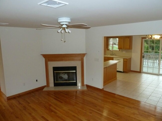 8 Dellworth Dr in Yorktown Heights, NY - Foto de edificio - Building Photo