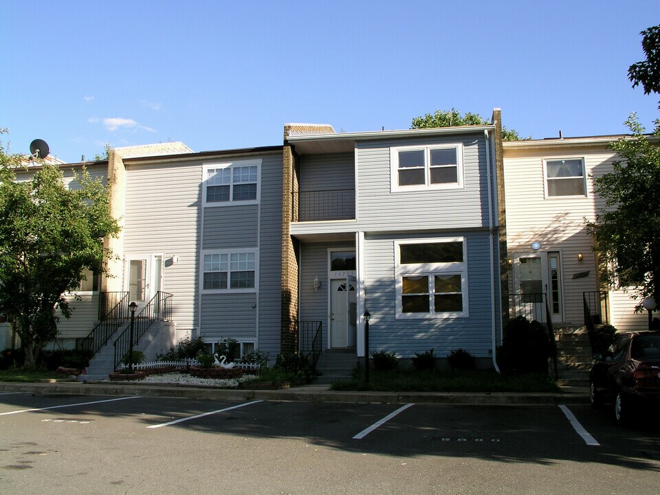 14753 Wycombe St in Centreville, VA - Building Photo
