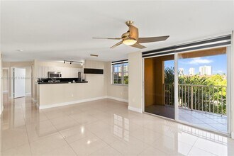 19655 E Country Club Dr in Miami, FL - Foto de edificio - Building Photo