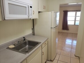 2428 S Lake Letta Dr, Unit 2 in Avon Park, FL - Foto de edificio - Building Photo