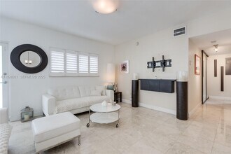 1110 Venetian Way in Miami Beach, FL - Building Photo - Building Photo