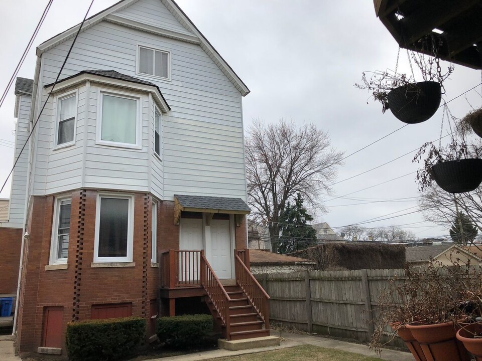 2437 W Ainslie St in Chicago, IL - Building Photo