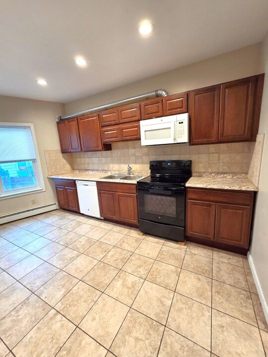 1336-1340 Cranston Street, Unit 1340 - 1st Floor Rear in Cranston, RI - Foto de edificio