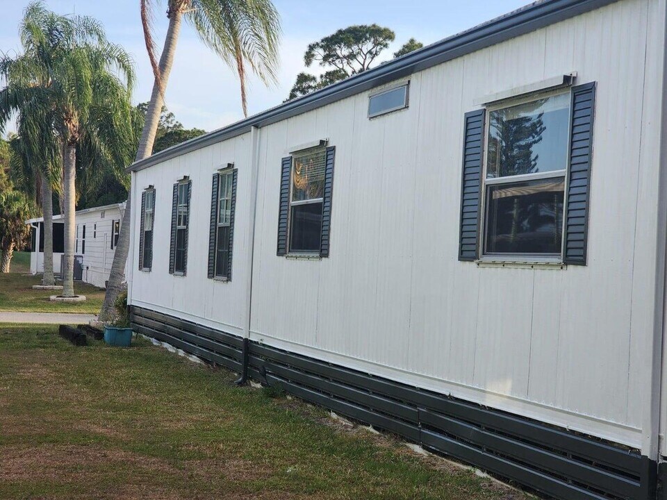 14 Novedades in Port St. Lucie, FL - Building Photo