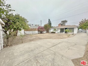 11238 Oxnard St in Los Angeles, CA - Building Photo - Building Photo