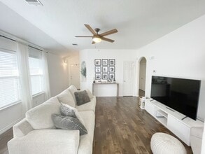 10202 Sun Ml in San Antonio, TX - Building Photo - Building Photo