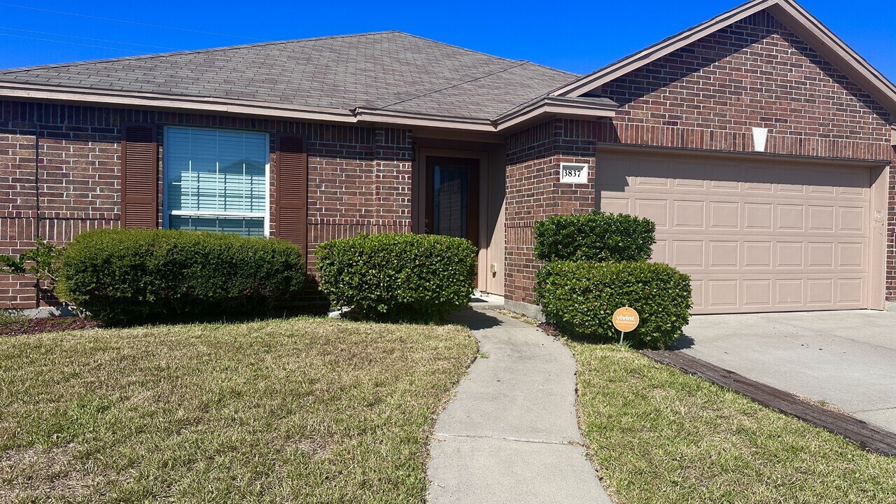 3837 Las Bahias Dr in Corpus Christi, TX - Building Photo