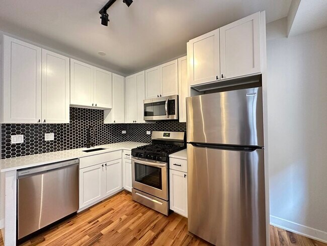 659 W Wrightwood Ave in Chicago, IL - Building Photo - Building Photo