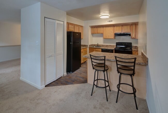 Thousand Oaks Apartments & Townhomes in Virginia Beach, VA - Foto de edificio - Building Photo