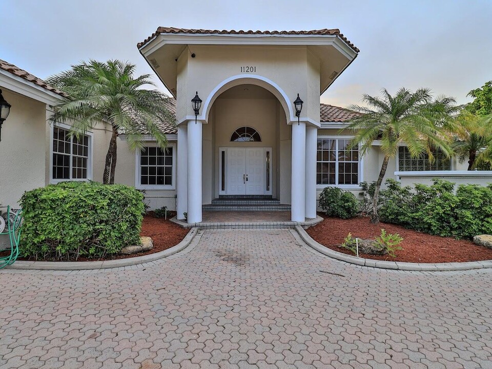 11201 NW 14th St in Plantation, FL - Building Photo