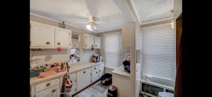 1727 Monroe Ave in Dunmore, PA - Foto de edificio - Building Photo