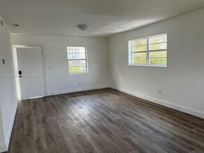 633 NW 23rd Ct in Miami, FL - Building Photo - Building Photo