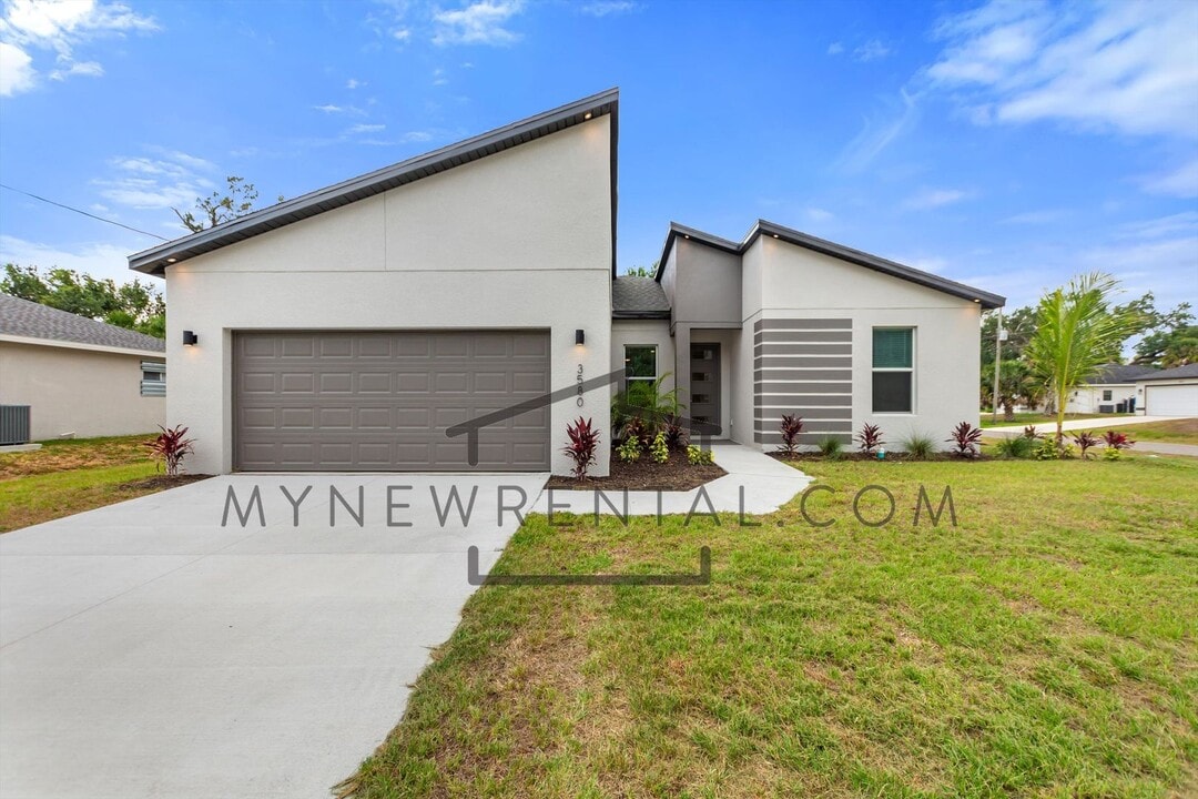3580 Richardson St in North Port, FL - Building Photo