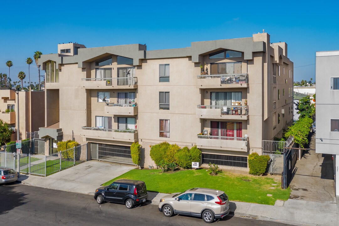 215 N Mariposa Ave in Los Angeles, CA - Foto de edificio