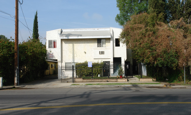 6631 Hazeltine Ave in Van Nuys, CA - Foto de edificio - Building Photo