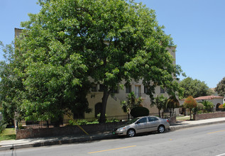 Villa Raymond-Old in Pasadena, CA - Foto de edificio - Building Photo